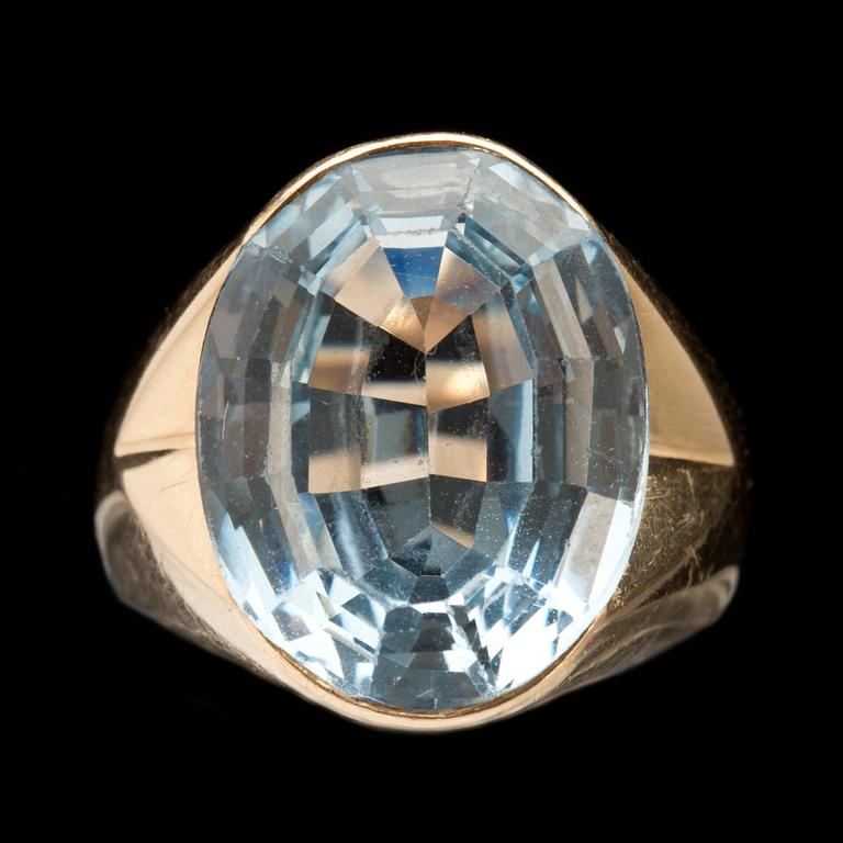 RING, 18k guld med syntetisk spinell.
