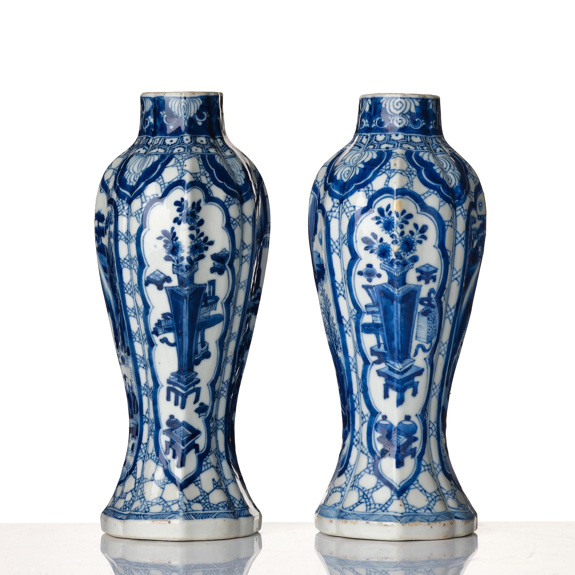 A pair of blue and white vases, Qing dynasty, Kangxi (1662-1722).