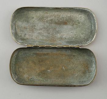 KALENDERDOSA, mässing, 1800-tal.