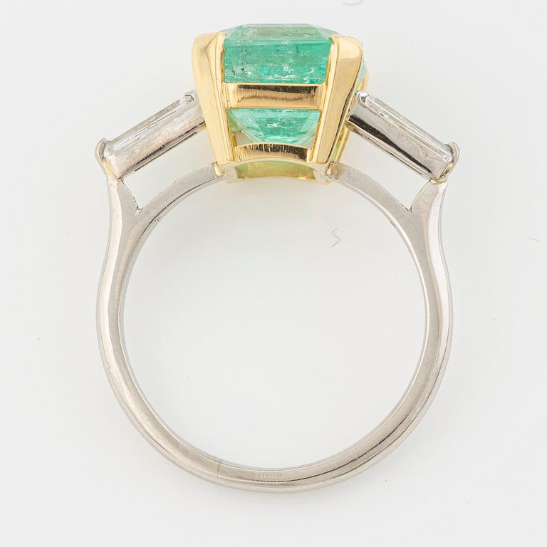 Ring 18K guld och vitguld med smaragdslipad smaragd och trapetsslipade diamanter.