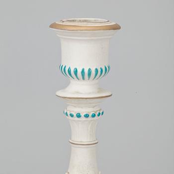 LJUSSTAKAR, ett par, biskviporslin, England, 1800-talets första hälft.