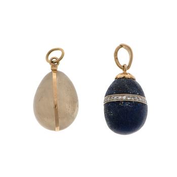 HÄNGEN 2 st, Lapis lazuli och diamanter, kvarts, guld. Ena  A. Tillander, Helsingfors.
