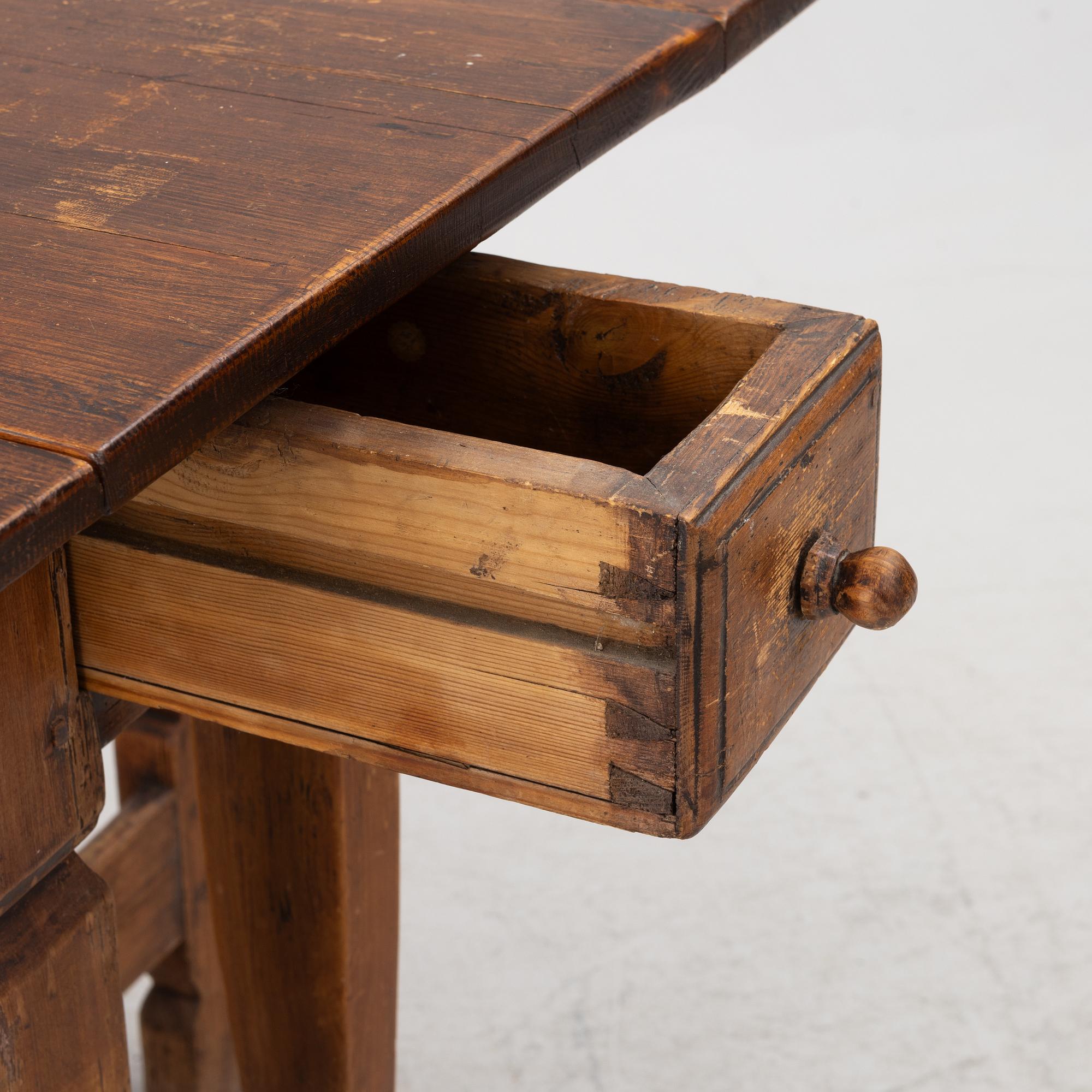 A drop-leaf table, 18th/19th Cc2entury.