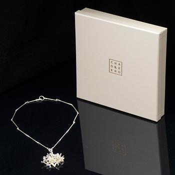 CHAO-HSIEN KUO, RIIPUS,  "Flying seeds / raindrop pendant", hopeaa, keum-boo 24K kultafolio, vuorikide, 2015.