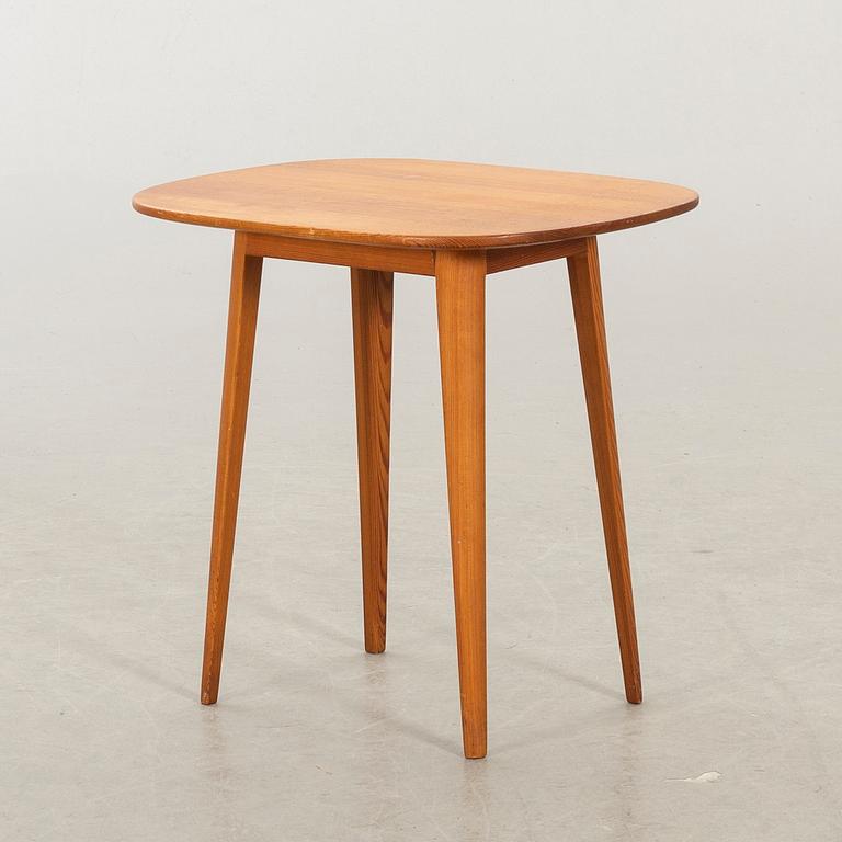 CARL MALMSTEN, A SMAL COFFEE TABLE.