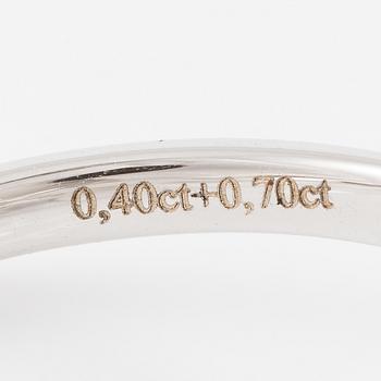 Ring 14K vitguld med briljantslipade diamanter.