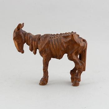 Axel Petersson Döderhultarn, sculpture. Carved wood. Unclear signature. Height 20.5 cm, length 25 cm.