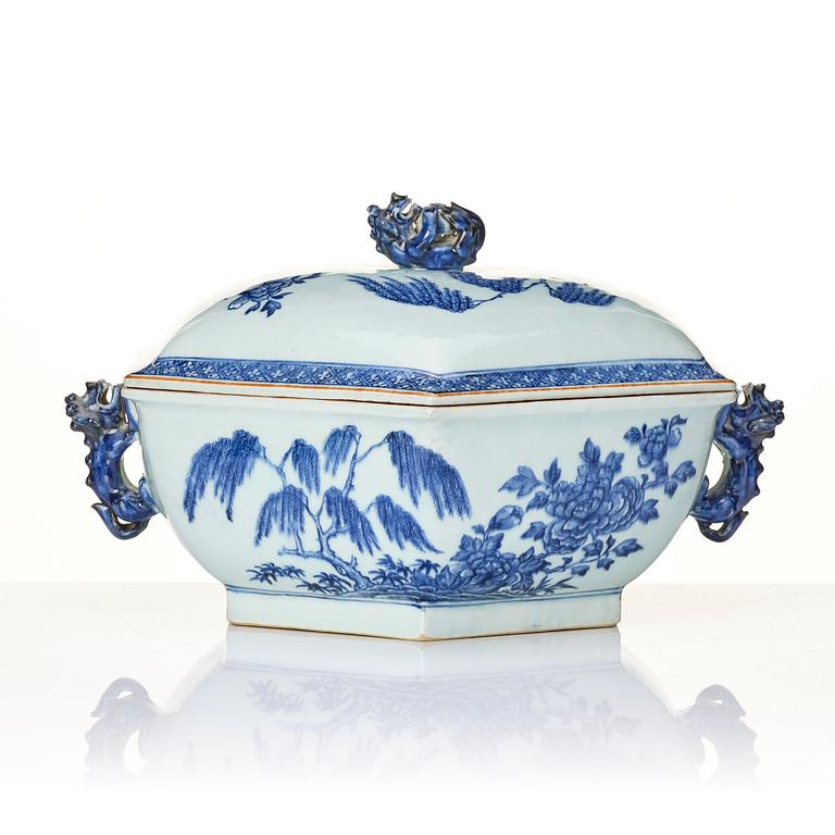 A blue and white tureen with cover and stand, Qing dynasty, Qianlong (1736-95).