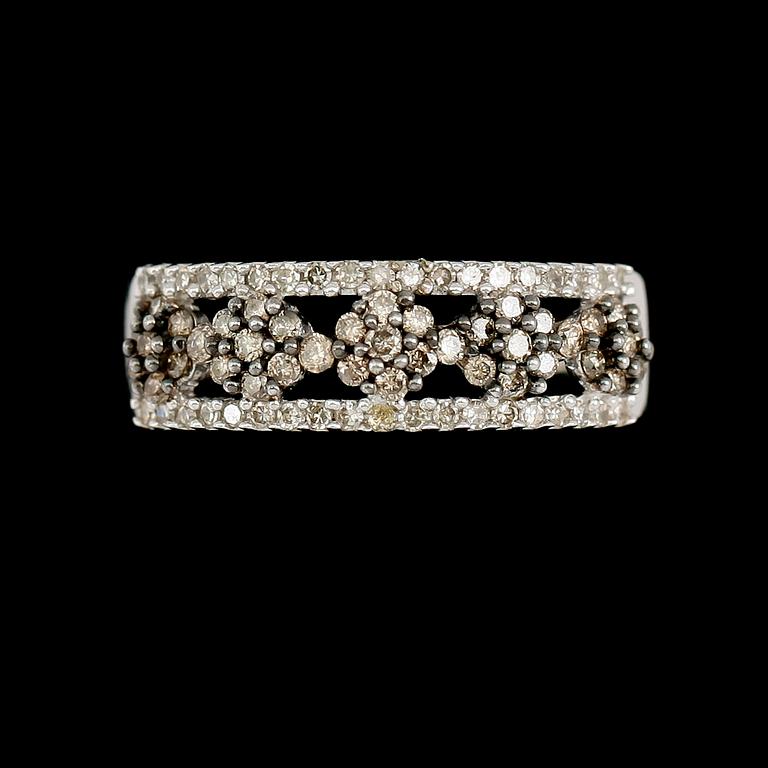 RING, 10 k vitguld, briljantslipade diamanter tot ca 0.63 ct.