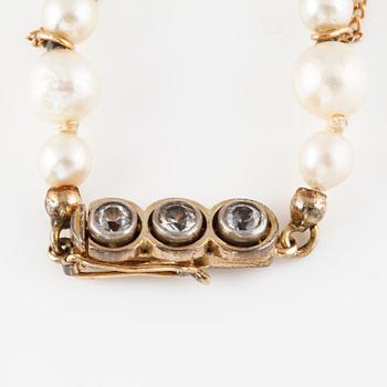 COLLIER, odlade pärlor med lås i 18K guld, GVH, Stockholm, 1943.
