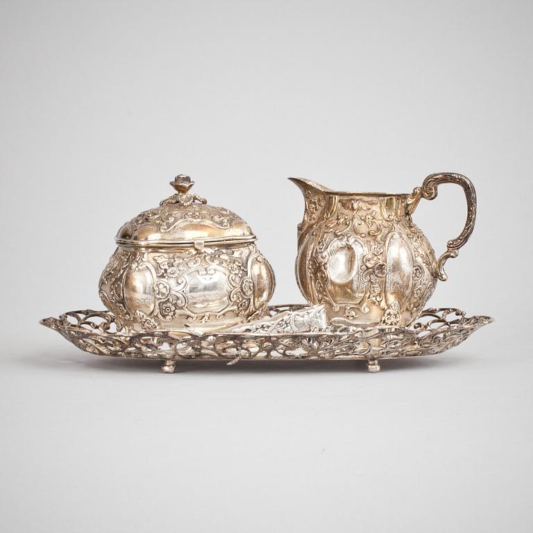 SOCKERSKÅL, GRÄDDKANNA, 2 st SOCKERTÄNGER samt BRICKA, silver, rokokostil, 1900-tal. Tot vikt 430 g.