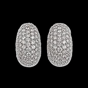 1002. A pair of brilliant cut diamond earrings, tot. 3.42 cts.