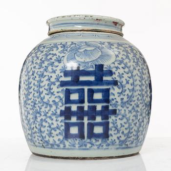 A Chinese blue and white porcelain jar with cover, Qing dynasty, 19th century.