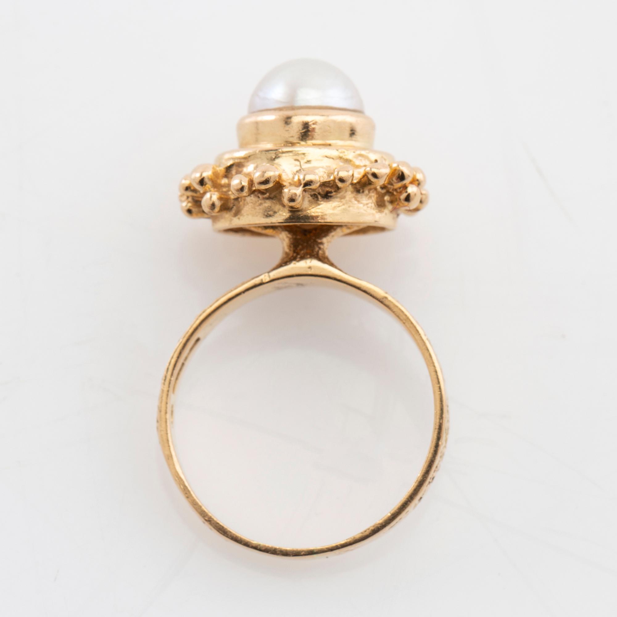 Ring 18K gold with a cultured pearl, G. Dahlgren & Co Malmö 1970.