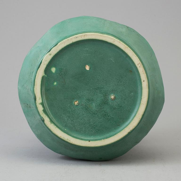 An Art Nouveau creamware plat pot, circa 1910.