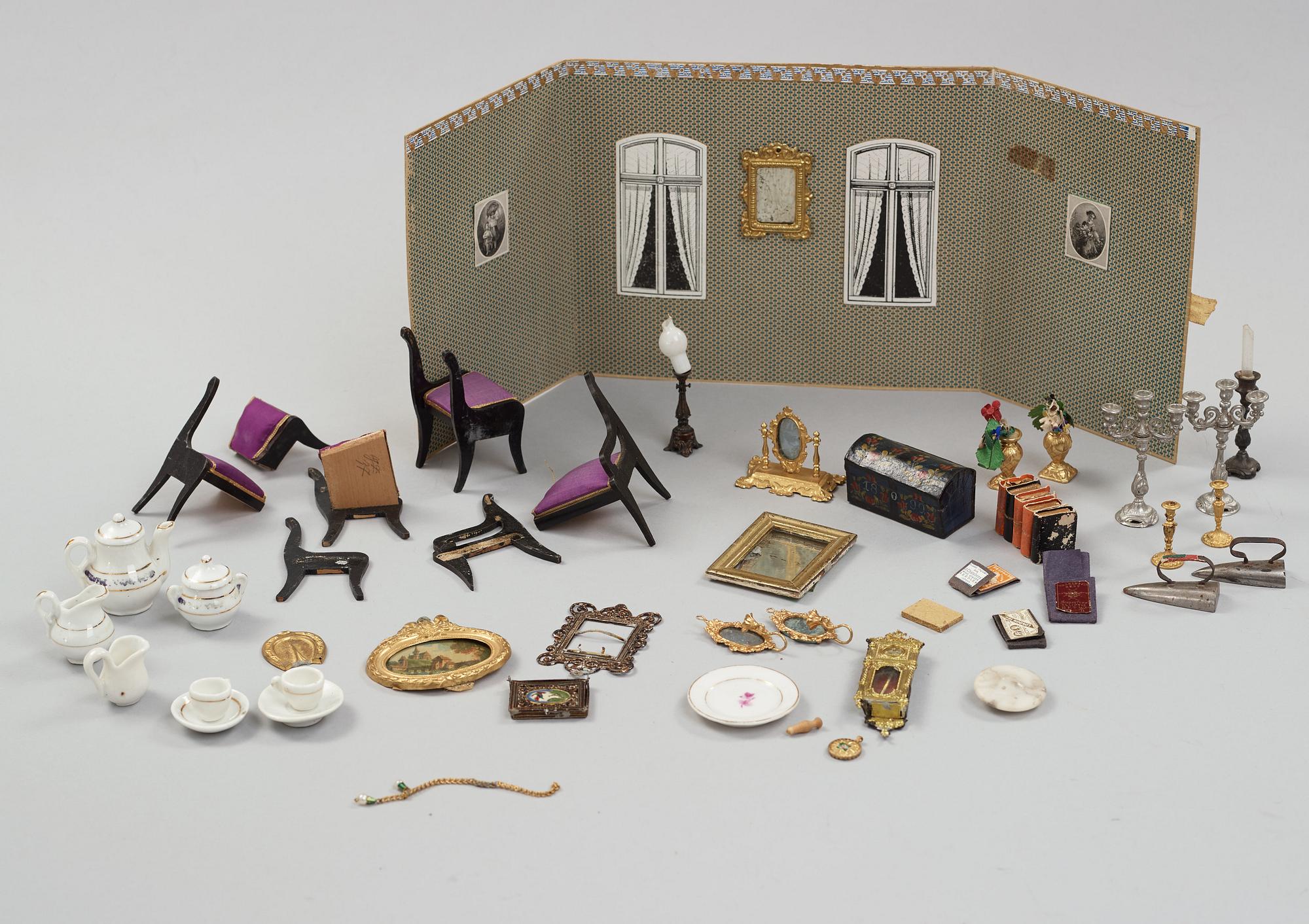 a set of dollhousefuniture and objects including Waltershausen.