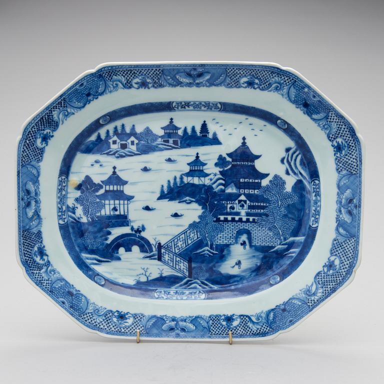 A BLUE AND WHITE PORCELAIN QIANLONG 1736-95 DISH.