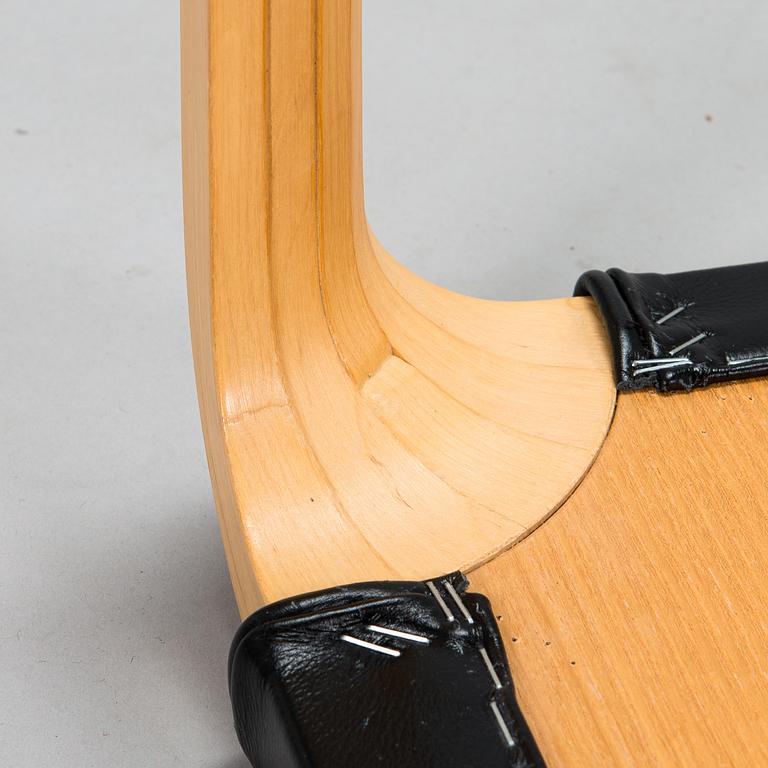 Alvar Aalto, pallar, ett par, modell X601, Artek 1900-talets senare hälft.