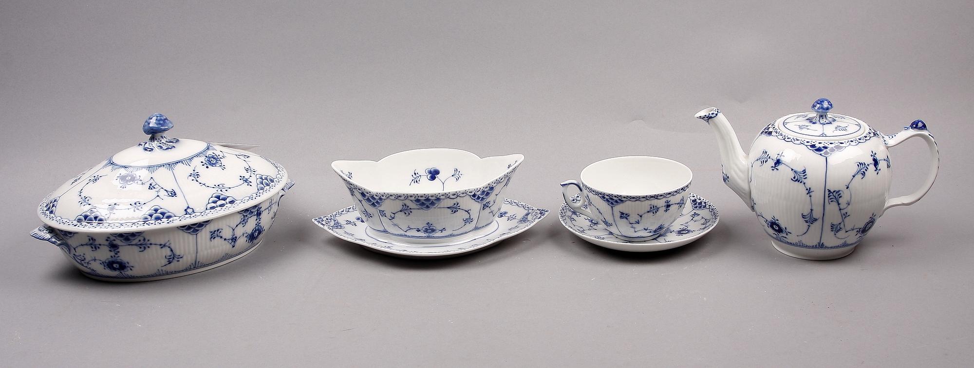 MAT-, TE- OCH KAFFESERVIS, 65 delar, porslin, "Musselmalet", Kunglig dansk.