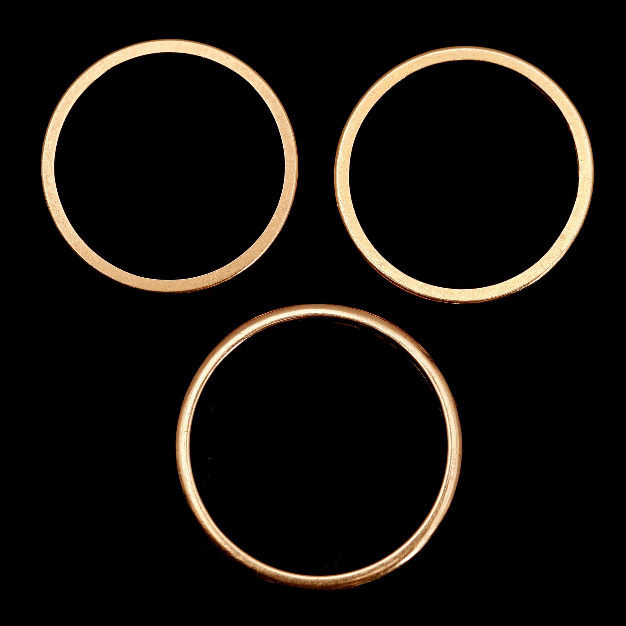 RINGAR, 3 st, 18 k och 20 k guld, svenska stämplar. Vikt ca  8 g.