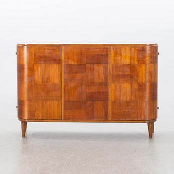 SKÅP. "Eugen" Svenska möbelfabrikerna Bodafors 1900-talets mitt.