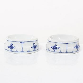 Saltkar, två stycken, porslin. Royal Copenhagen, Danmark, Musselmaalet, 1800-tal.