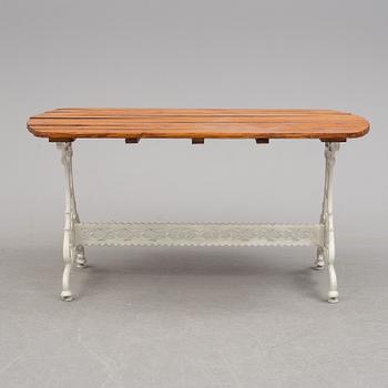 TRÄDGÅRDSGRUPP, fyra delar, metall och trä, Melins, Anderstorp, 1900-talets slut.