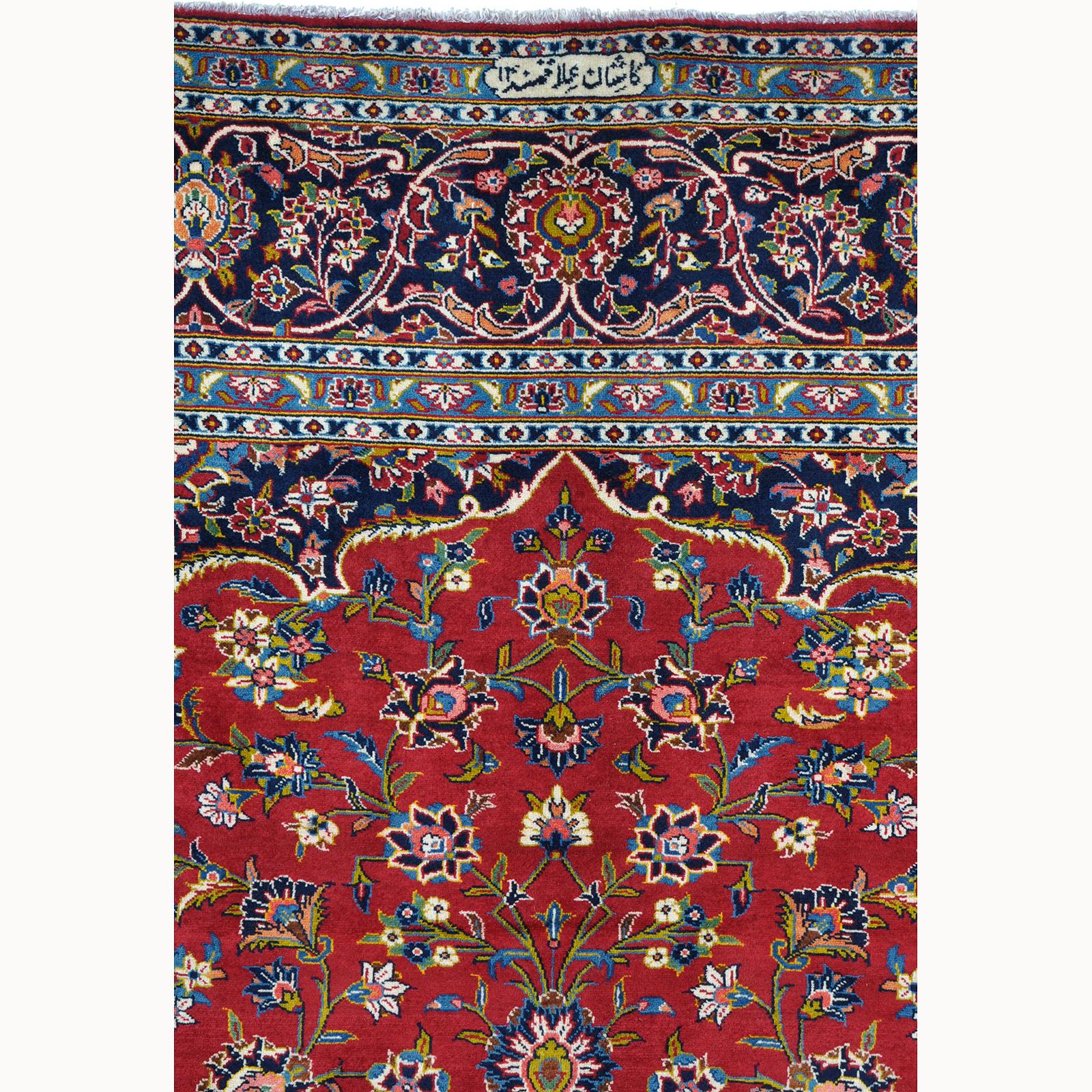 A signed Kashan carpet, ca 418 x 297 cm.