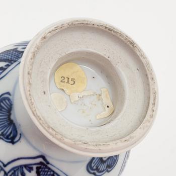 A blue and white Chinese urn with cover, Qing dynasty, Kangxi (1662-1722).