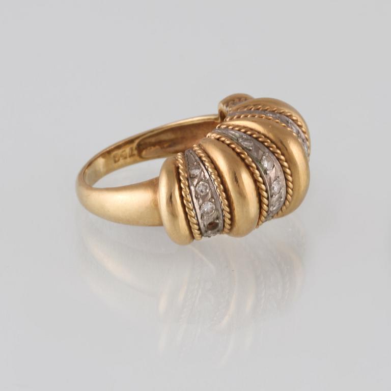 RING, 18K guld samt åttkantslipade diamanter. Vikt 10,0 gram.