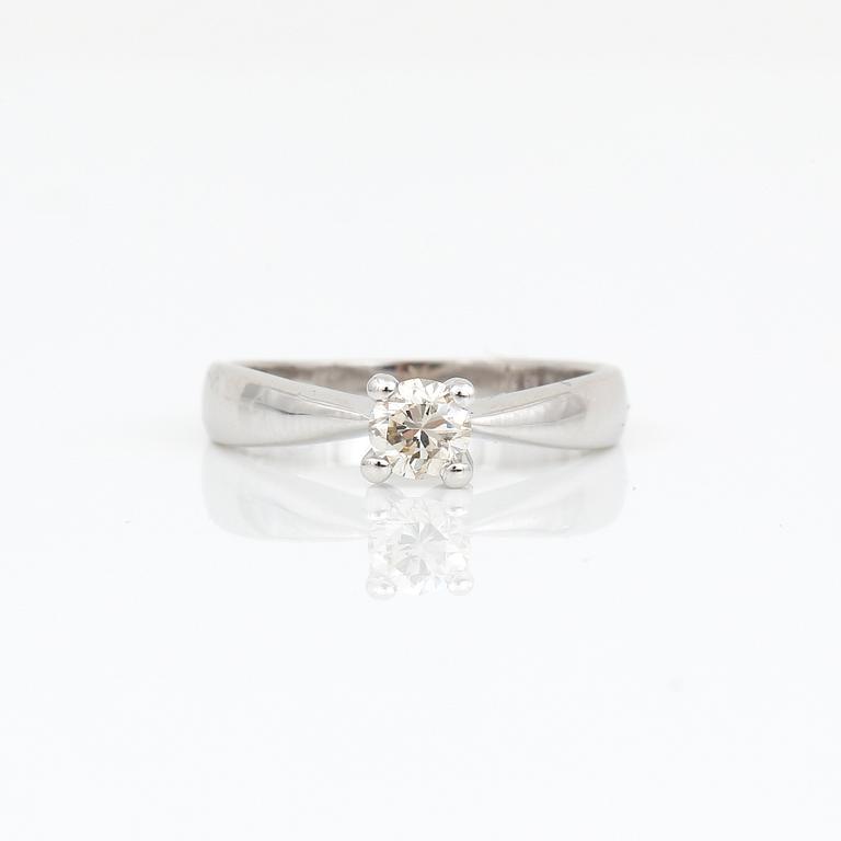 RING, 18K vitguld med briljantslipad diamant 0,35 ct. Vikt 3,58 gram.