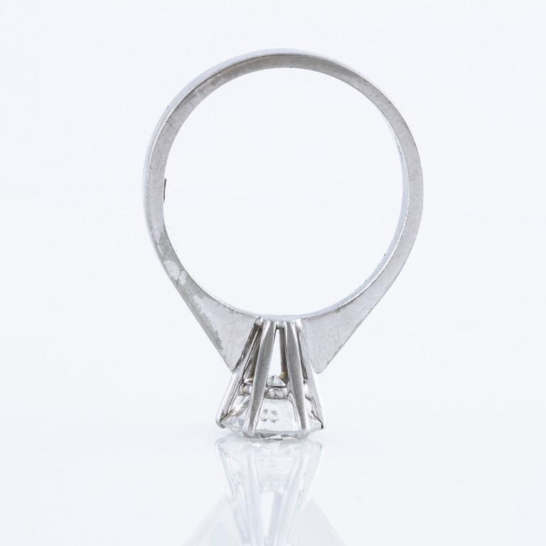 A ca 1.34 cts brilliant cut diamond ring.