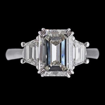 An emerald cut diamond ring. 3.01 cts, side stones tot. 0.75 cts.