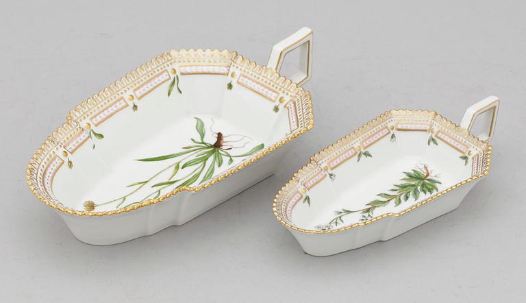 SERVERINGS / GELÉFAT, 2 st, porslin. "Flora Danica", Royal Copenhagen, Danmark.