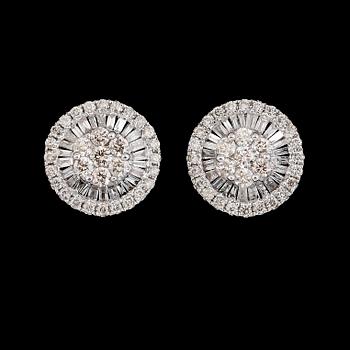 ÖRHÄNGEN, 1 par, 18K vitguld, diamanter tot ca 0.87 ct.