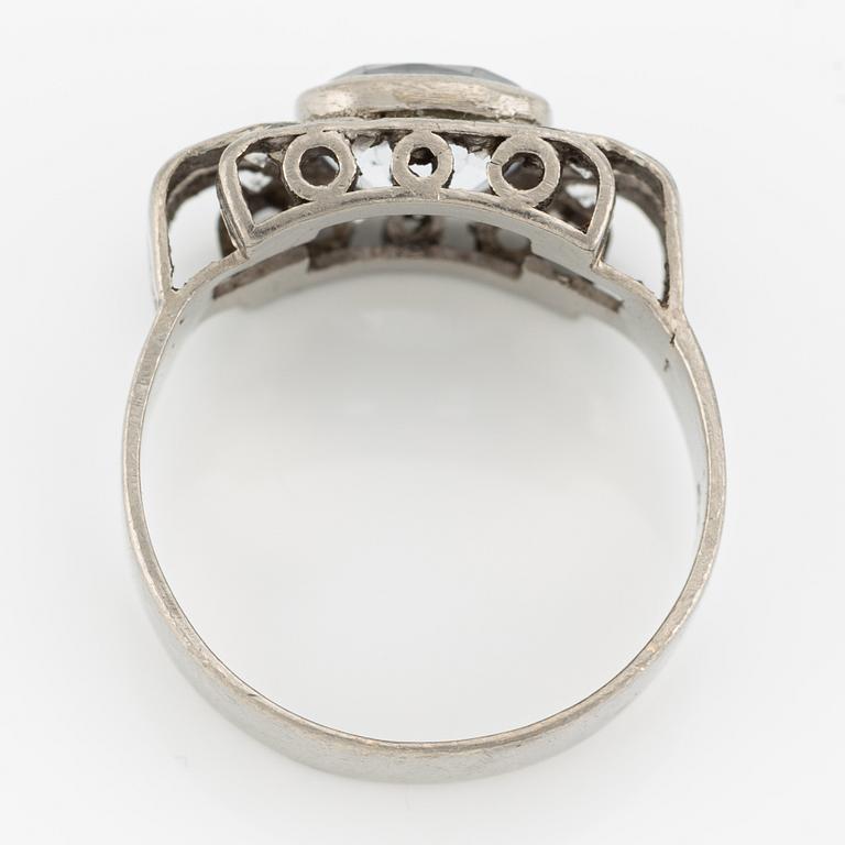Ring, 18K white gold with sapphire and white stones. Stockholm 1952.