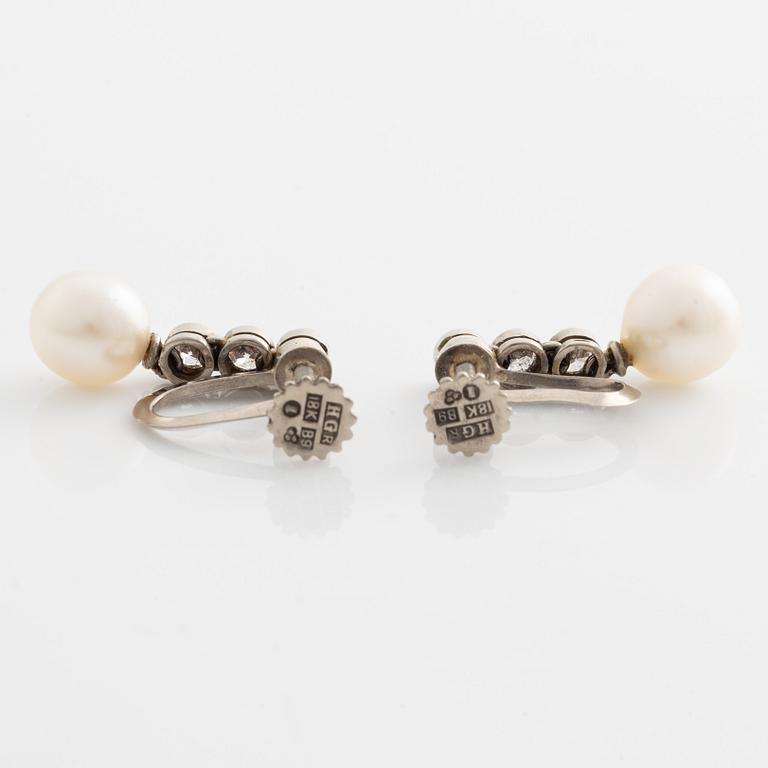 A pair of earrings in 18K white gold with round brilliant-cut diamonds and cultured pearls.