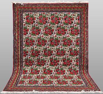 A Saruk rug, 192 x 132 cm.