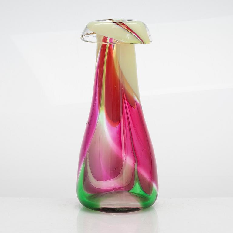 Kerttu Nurminen, vas, signerad Kerttu Nurminen Nuutajärvi Notsjö.