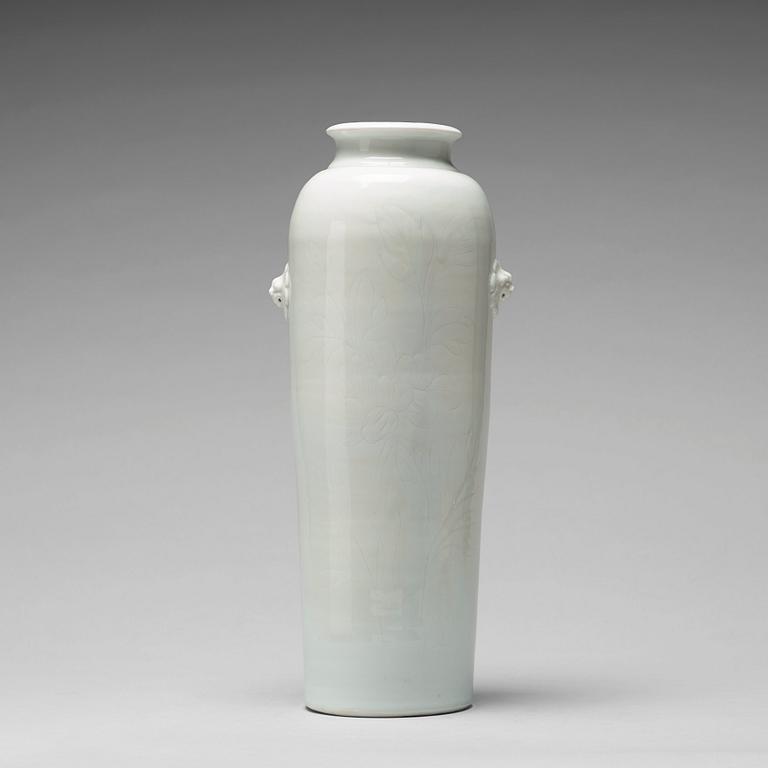 A blanc de chine vase, Qing dynasty, Kangxi (1662-1722).