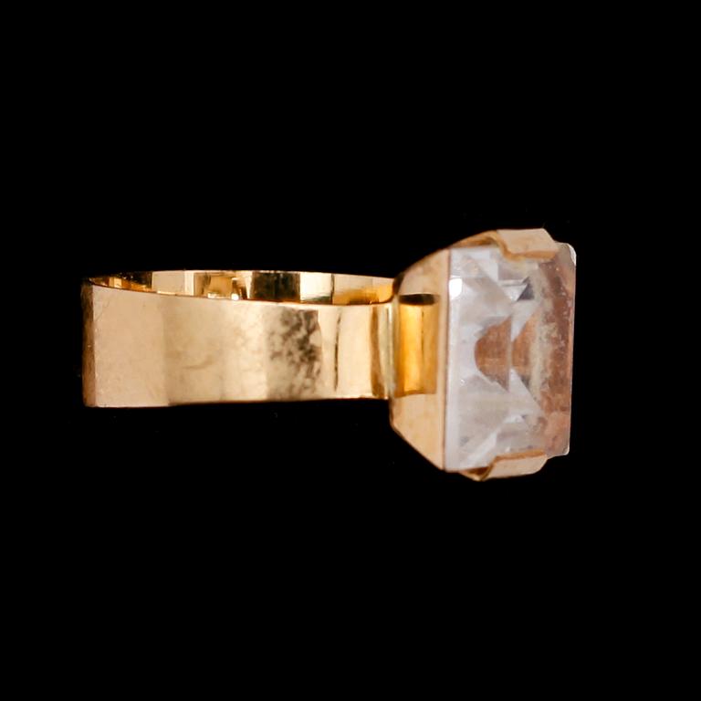 RING, 18 k guld, 1969, med fasettslipad bergkristall. Total vikt ca 3 gram.