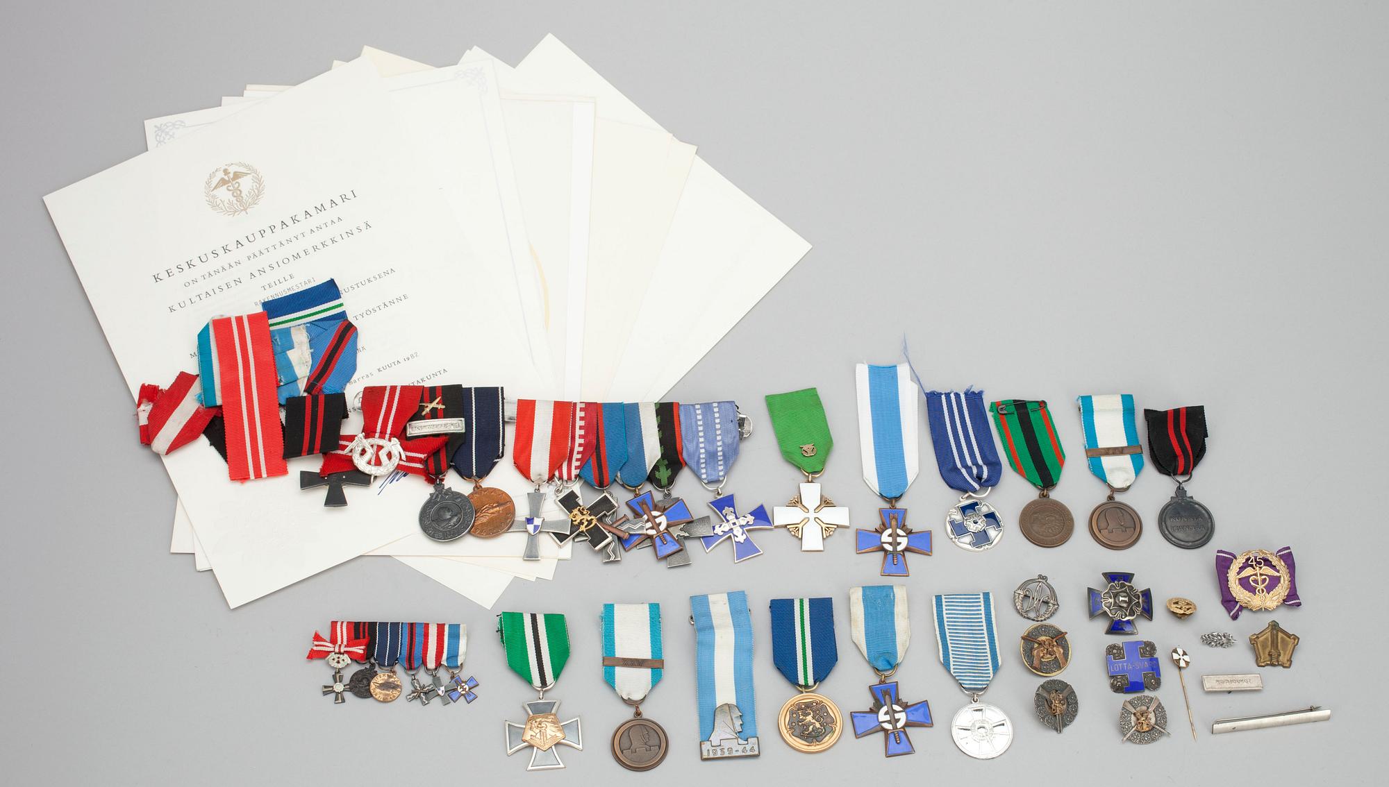 PARTI MEDALJER, ca 40 st, DIPLOM och UTMÄRKELSER, 15 st, Finland 1940-tal.