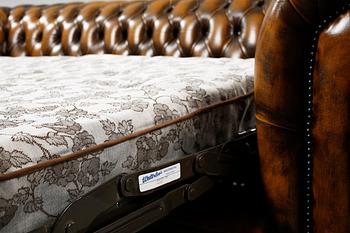 BÄDDSOFFA, Chesterfield-modell, 1900-talets andra hälft.