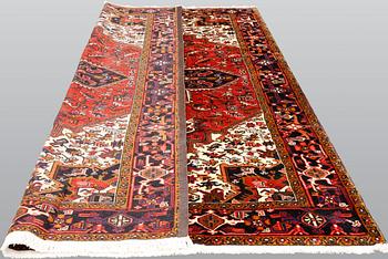 A Heriz / Gorovan carpet, ca 327 x 218 cm.