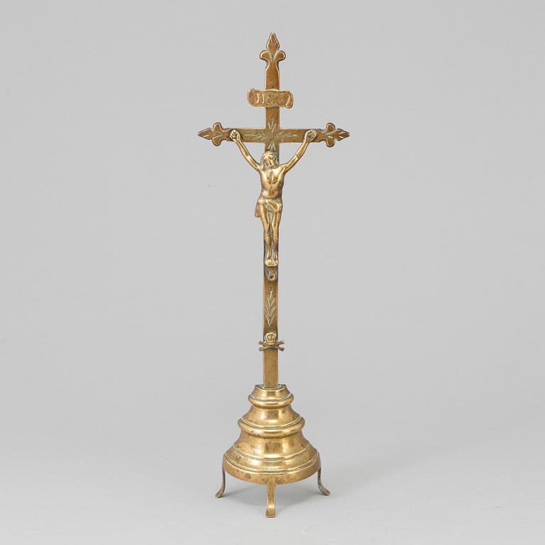 AN 19TH CENTURY BRONZE CRUCIFIX.