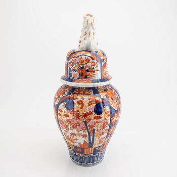 A Japanese Imari urn around 1900.