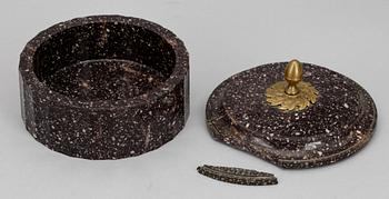 SMÖRASK, porfyr, Sverige 1800-talets första hälft.