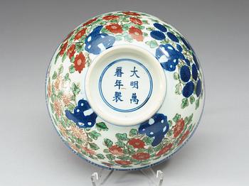 A wucai and underglaze blue bowl, Ming dynasty, Wanlis six character mark and of the period (1573-1620).