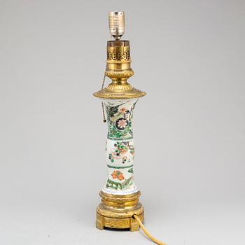 VAS/BORDSLAMPA, porslin samt förgylld brons. Qingdynastin, Kangxi (1662-1722).