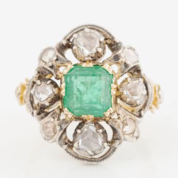 Ring 18K gold and silver set with a faceted emerald and rose-cut diamonds.